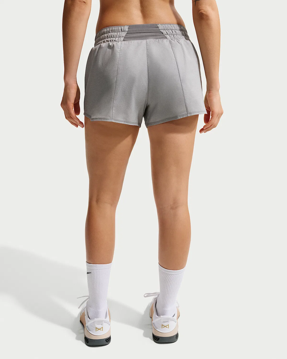 Женские шорты Nike One Dri-FIT со средней посадкой, длиной 3" и вкладышем, Smoke Grey/Heather/White — фото 3