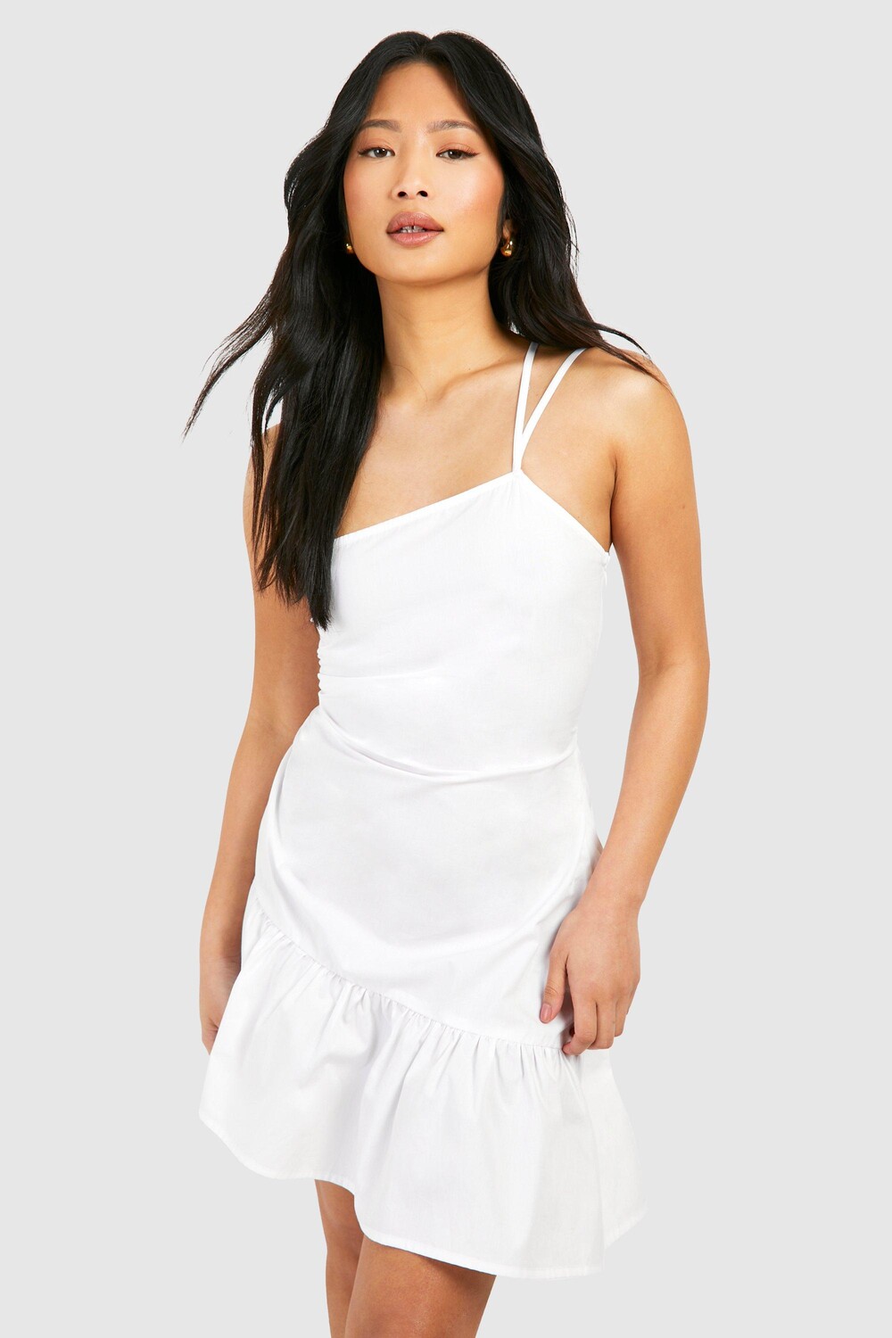 

Мини-платье Petite из поплина со сборками по бокам boohoo, белый