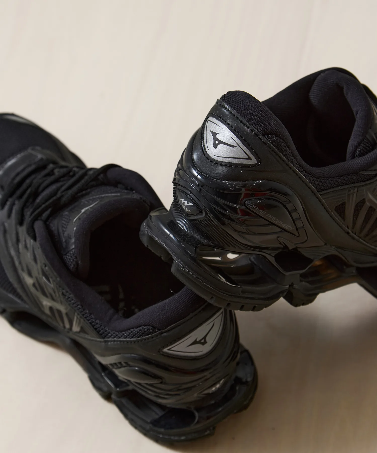 Мужские кроссовки с технологией MIZUNO WAVE Prophecy LS черные — фото 3