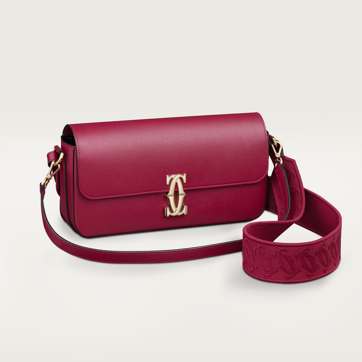 

Женская сумка через плечо Cartier Sac east-west, C de Cartier, текстурированная телячья кожа вишнево-красного цвета