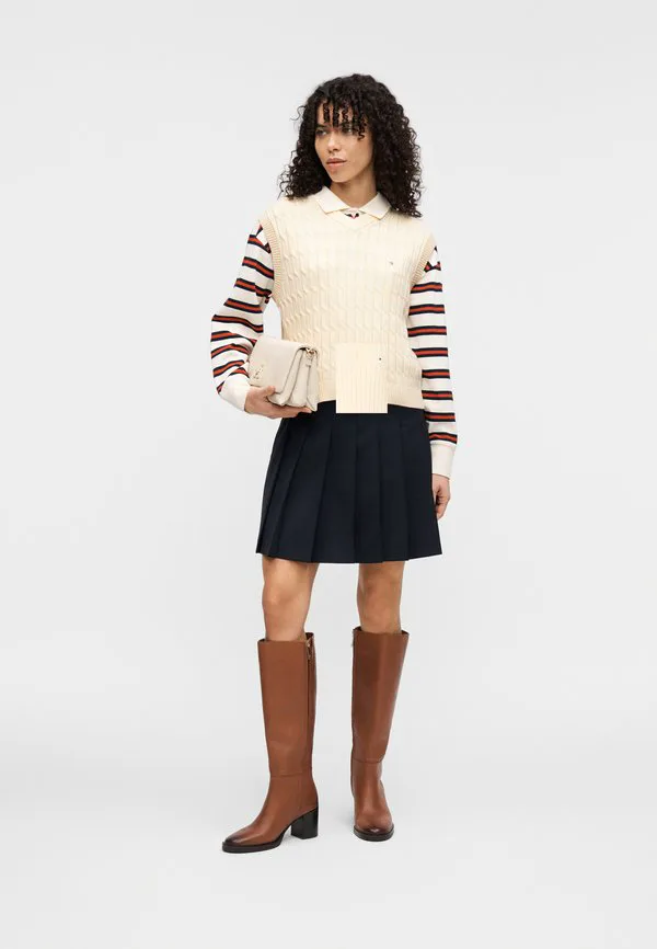 Вязаный свитер-жилет с v-образным вырезом и косами Tommy Hilfiger, Calico — фото 2