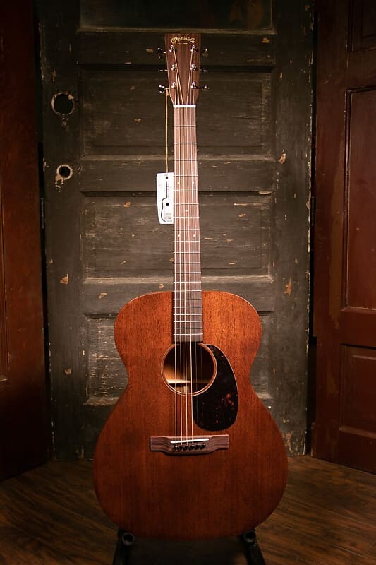 

Акустическая гитара Martin 000-15M All Solid Mahogany Acoustic Guitar w/ Case