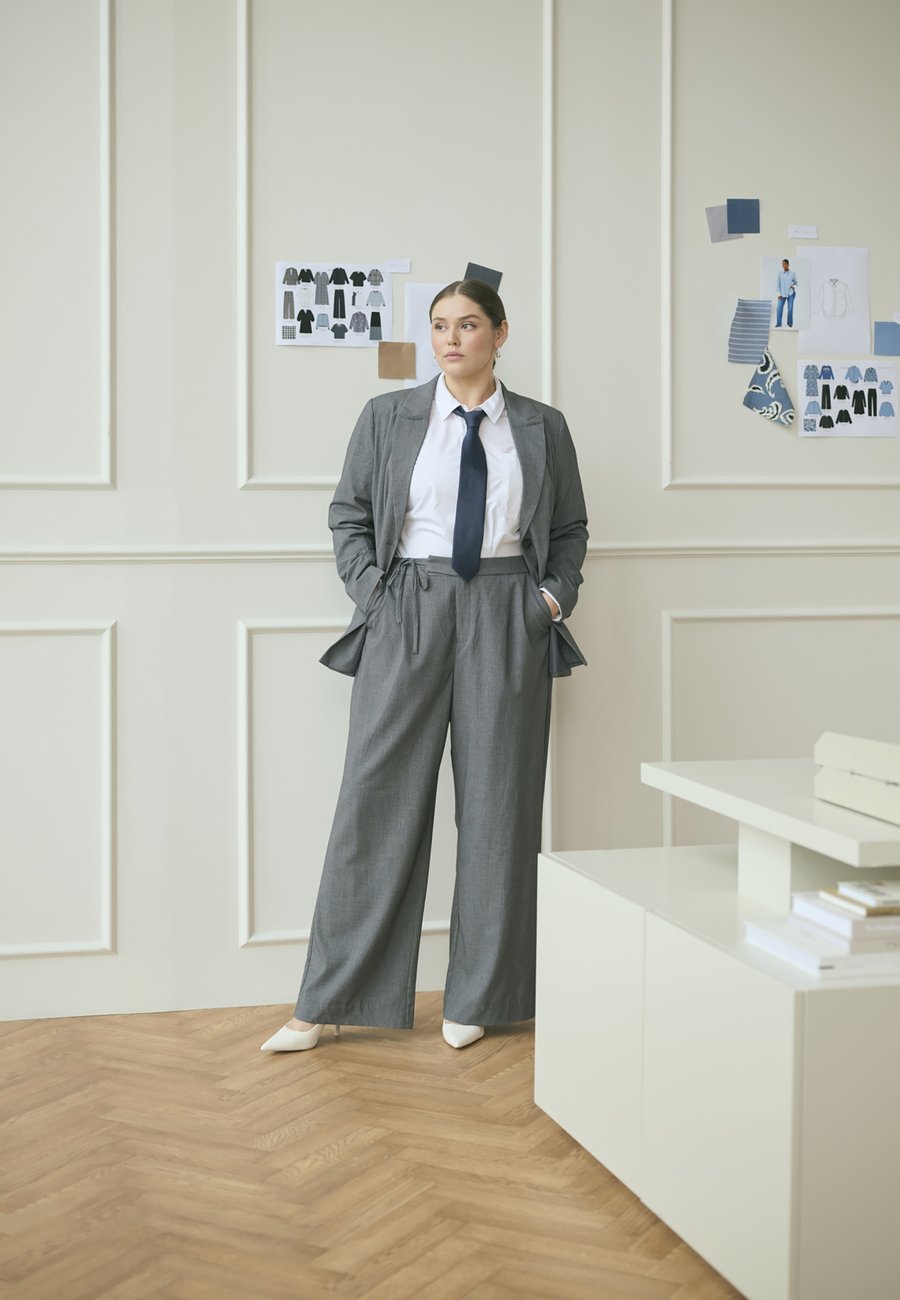 

Брюки Kaffe Curve ELIANA WIDE, Grey Melange Chalk Stripe/Mottled Grey