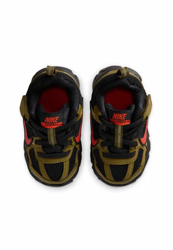 Скейтбордистские кроссовки vomero 5 bt Nike Sportswear, Black Olive Flak Quantum Moss Picante Red — фото 3