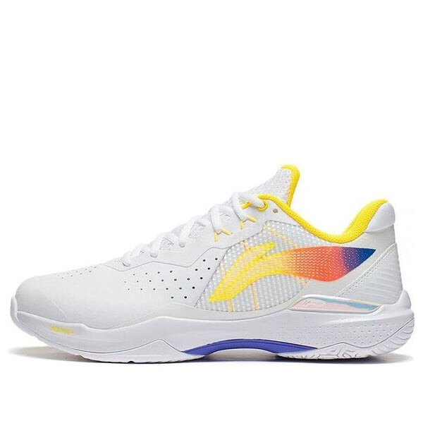 

Кроссовки лежат Li-Ning, белый