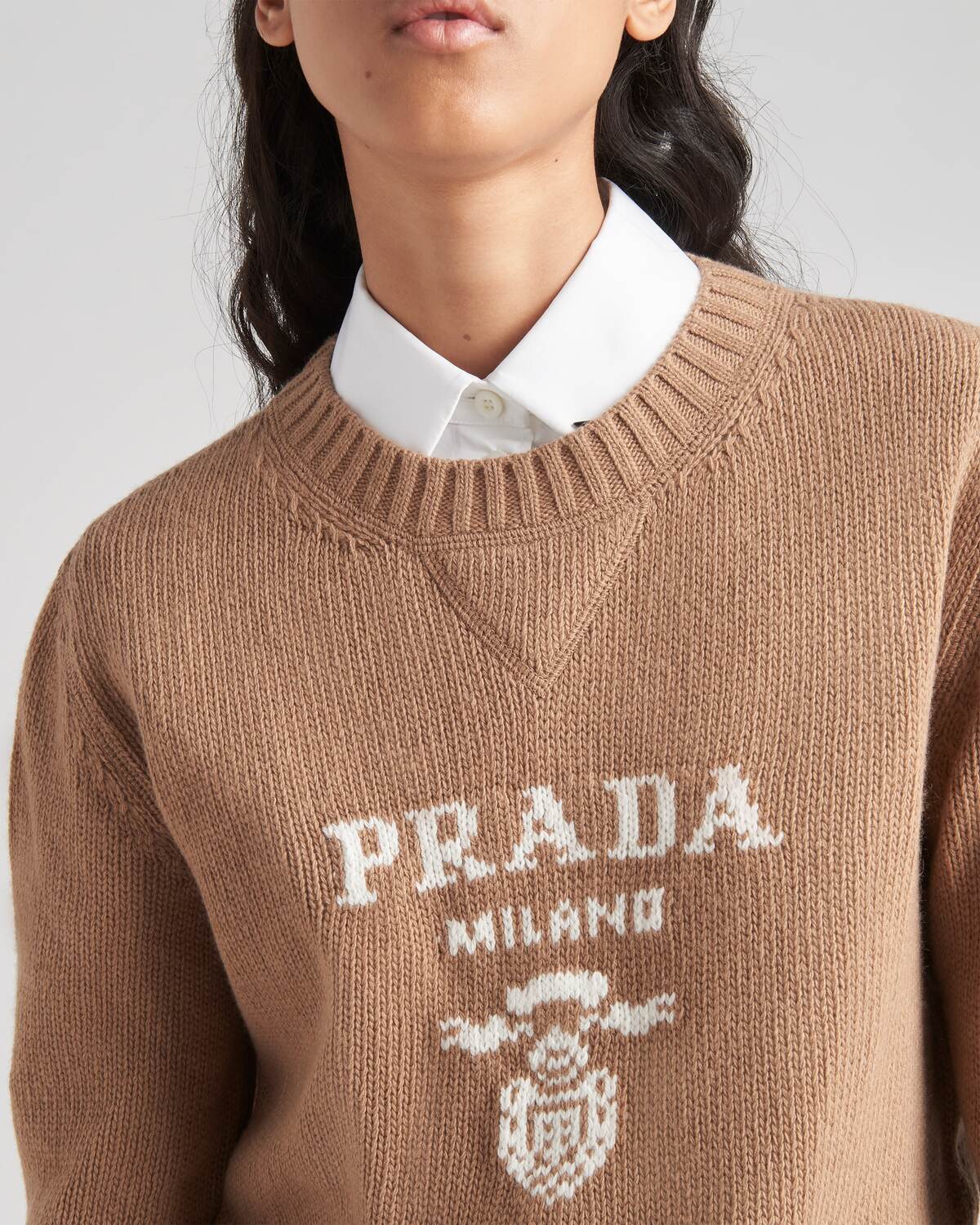 Свитер с круглым вырезом из кашемира и шерсти с логотипом Prada Prada, верблюжий коричневый — фото 4