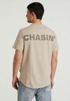 

Футболка с принтом Chasin', коричневато-серый