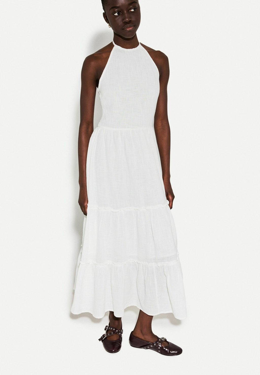 

Платье макси RUFFLED HALTERNECK - MIDI Bershka, белый