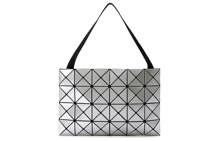 

ISSEY MIYAKE Сумка через плечо из поливинилхлорида серебристого цвета