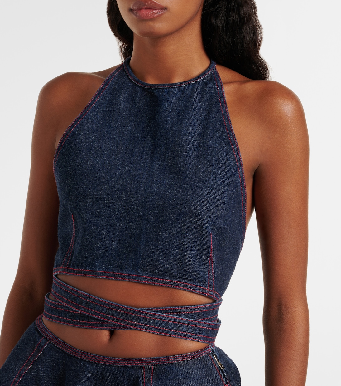Джинсовый топ-коротышка с бретелькой на шее Alaïa, Bleu Denim — фото 4