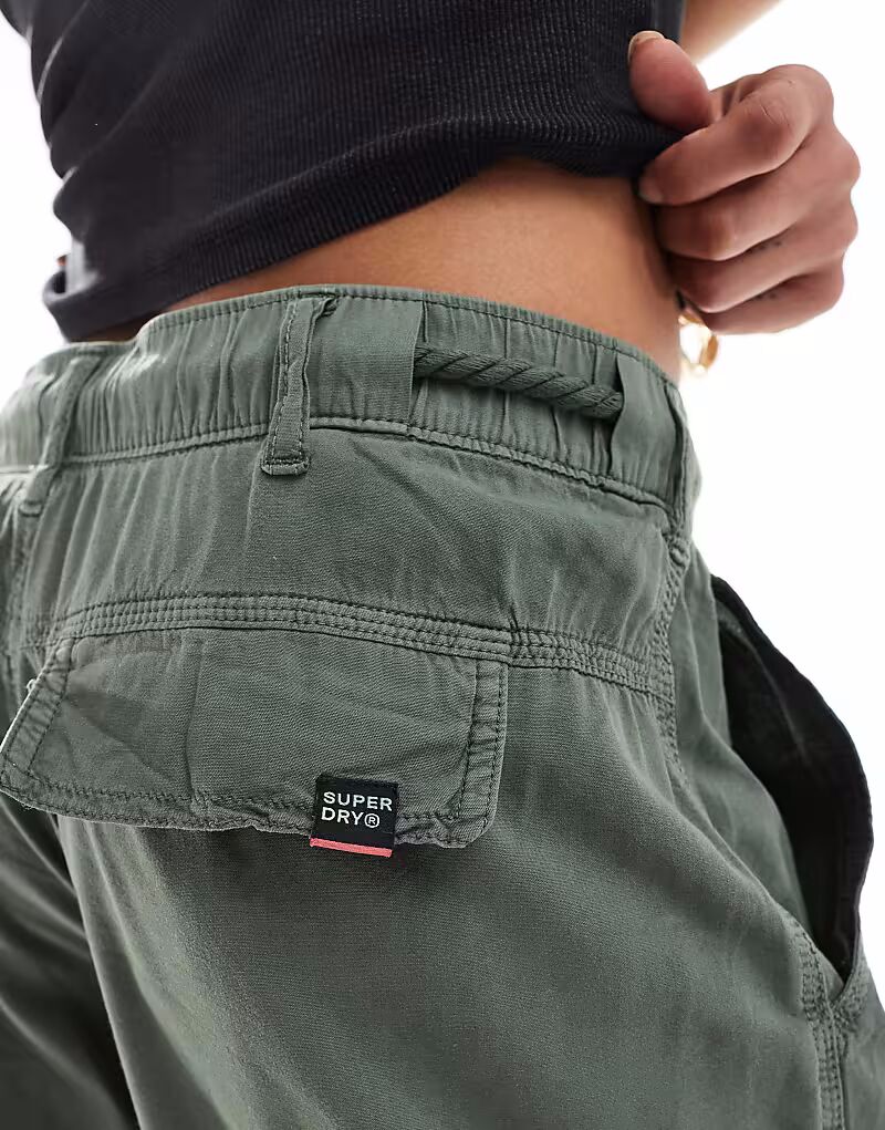 Легкие пляжные брюки-карго Superdry в цвете «утиный зеленый» — фото 3