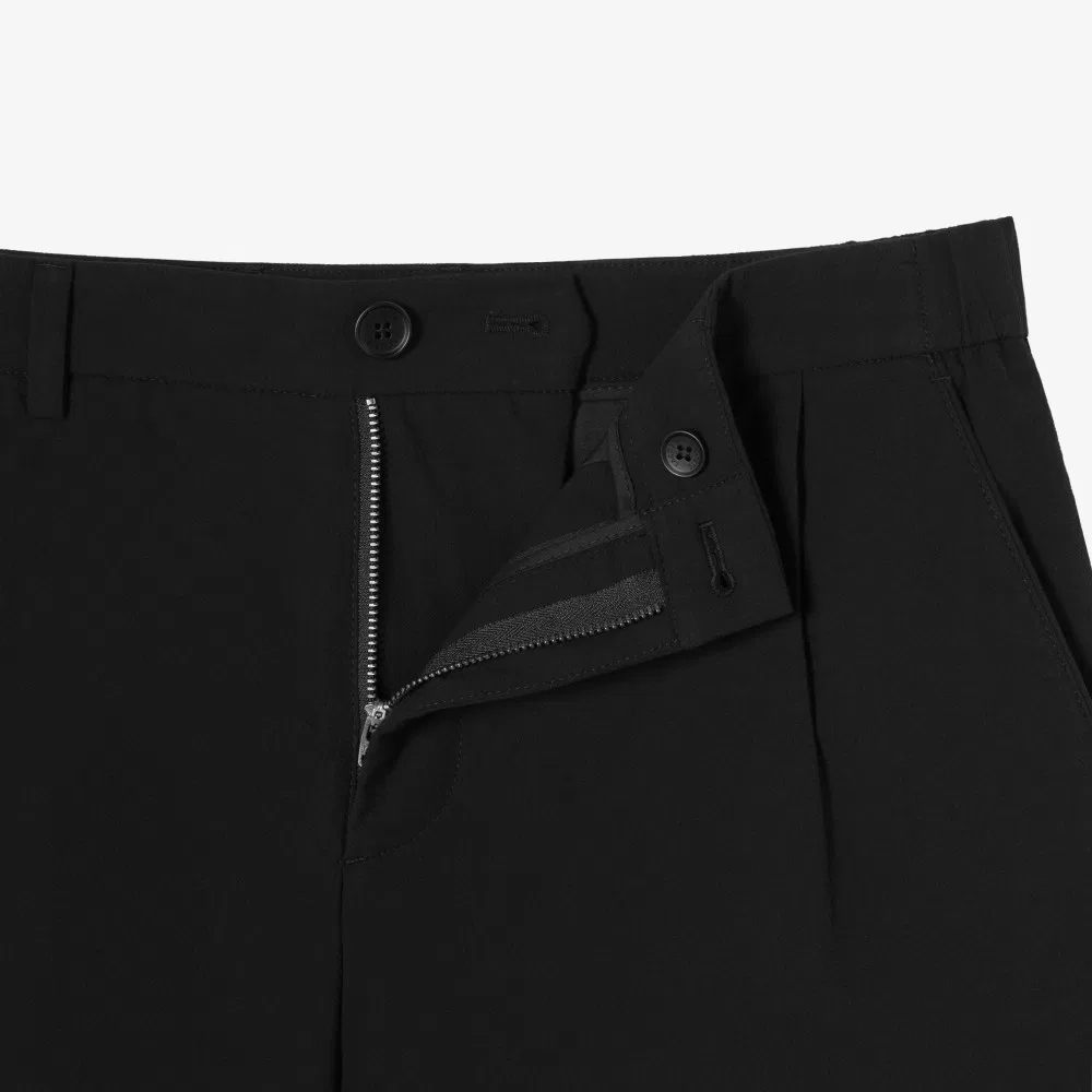 Мужские чёрные шорты-бермуды из кручёной пряжи от Lacoste — фото 2