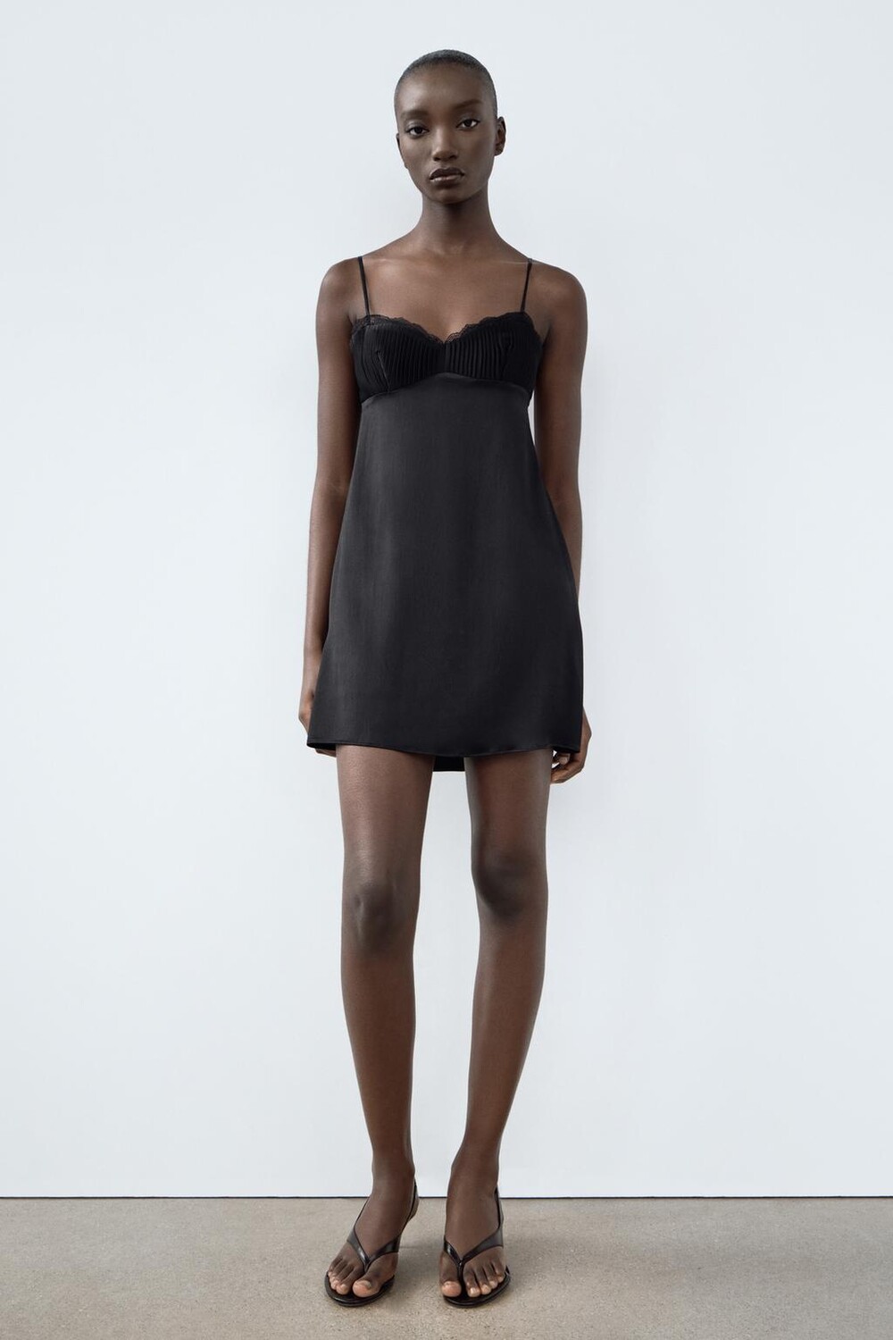 

Платье плиссированное из атласа с кружевом ZARA, черный