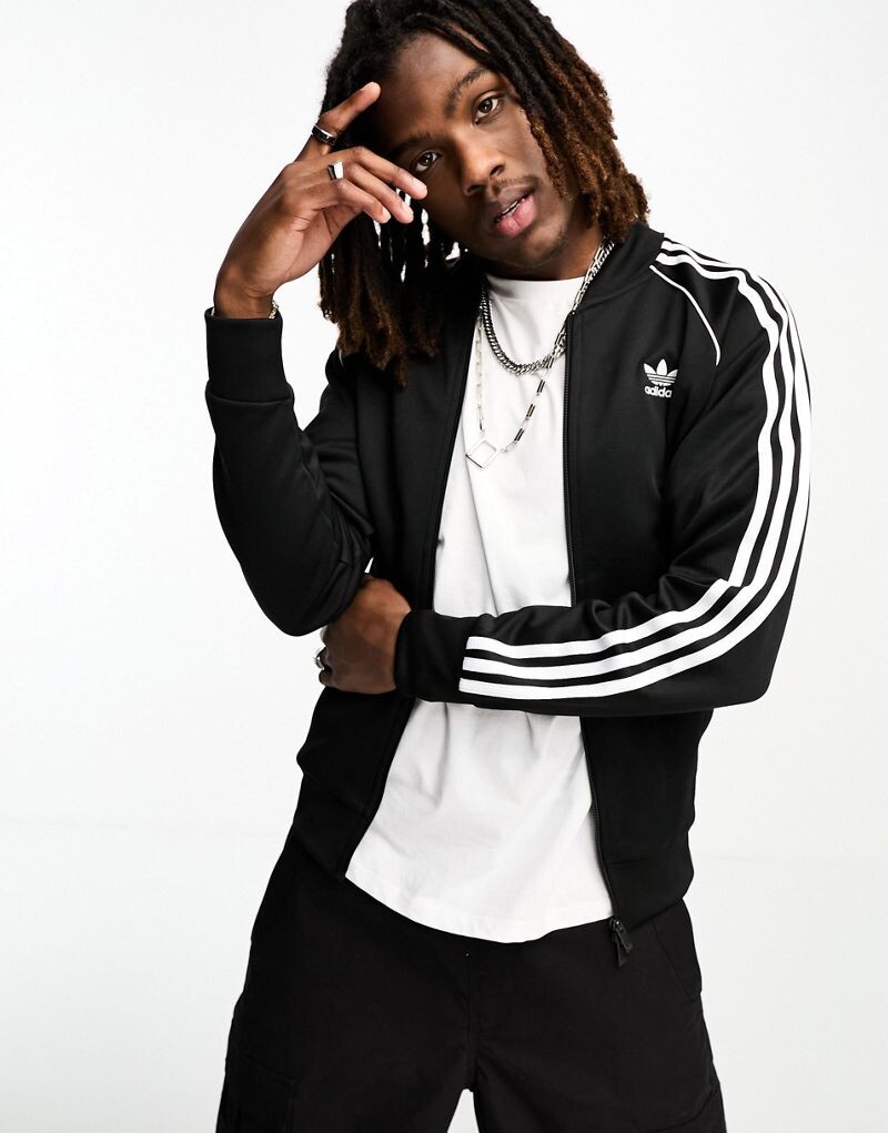 

Черно-белая спортивная футболка adidas adicolor