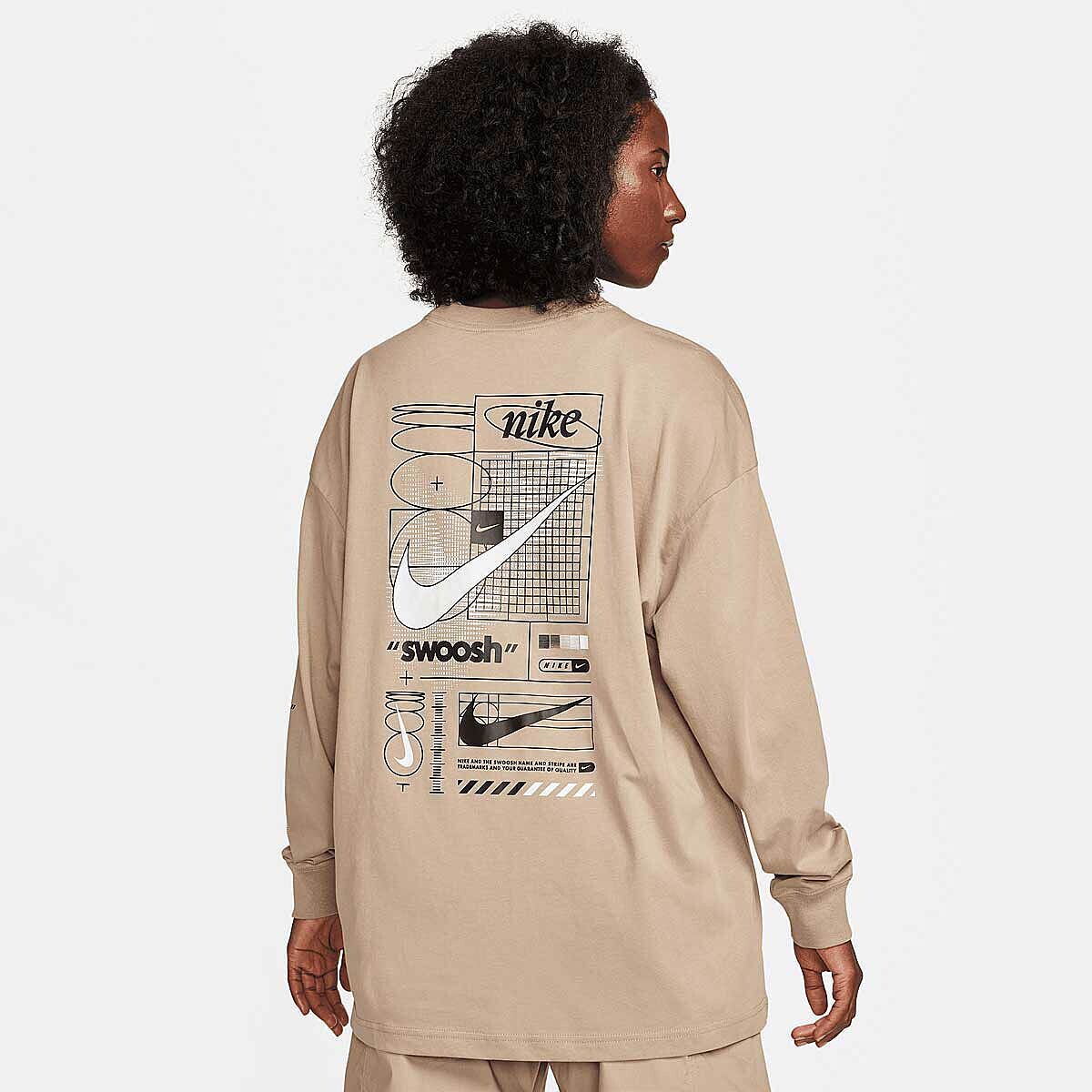 

Рубашка с длинным рукавом W Boyfriend Swoosh Print Longsleeve Nike, цвет Beige/Schwarz