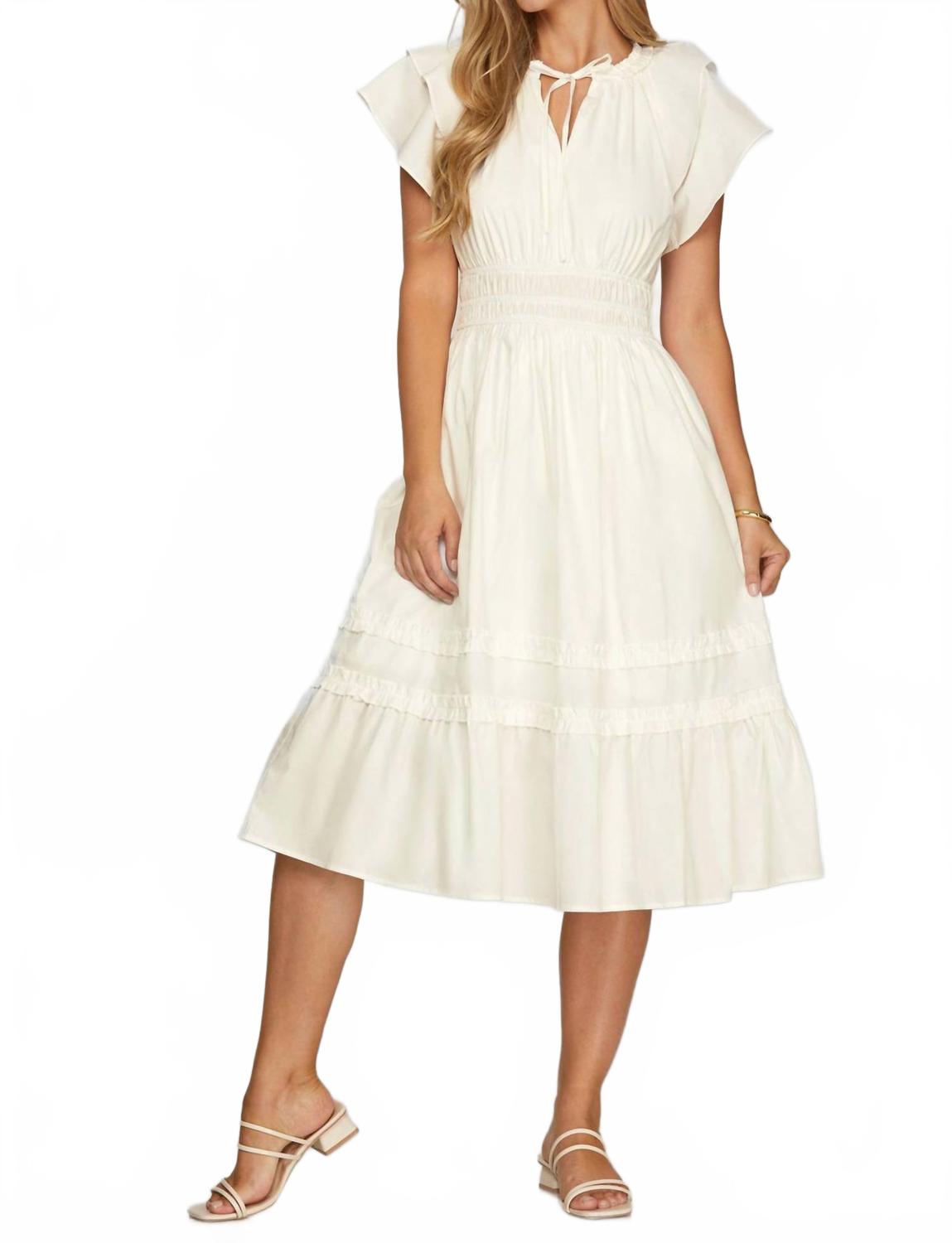 

Сьерра Платье миди с рюшами и V-образным вырезом в белом цвете SHE + SKY