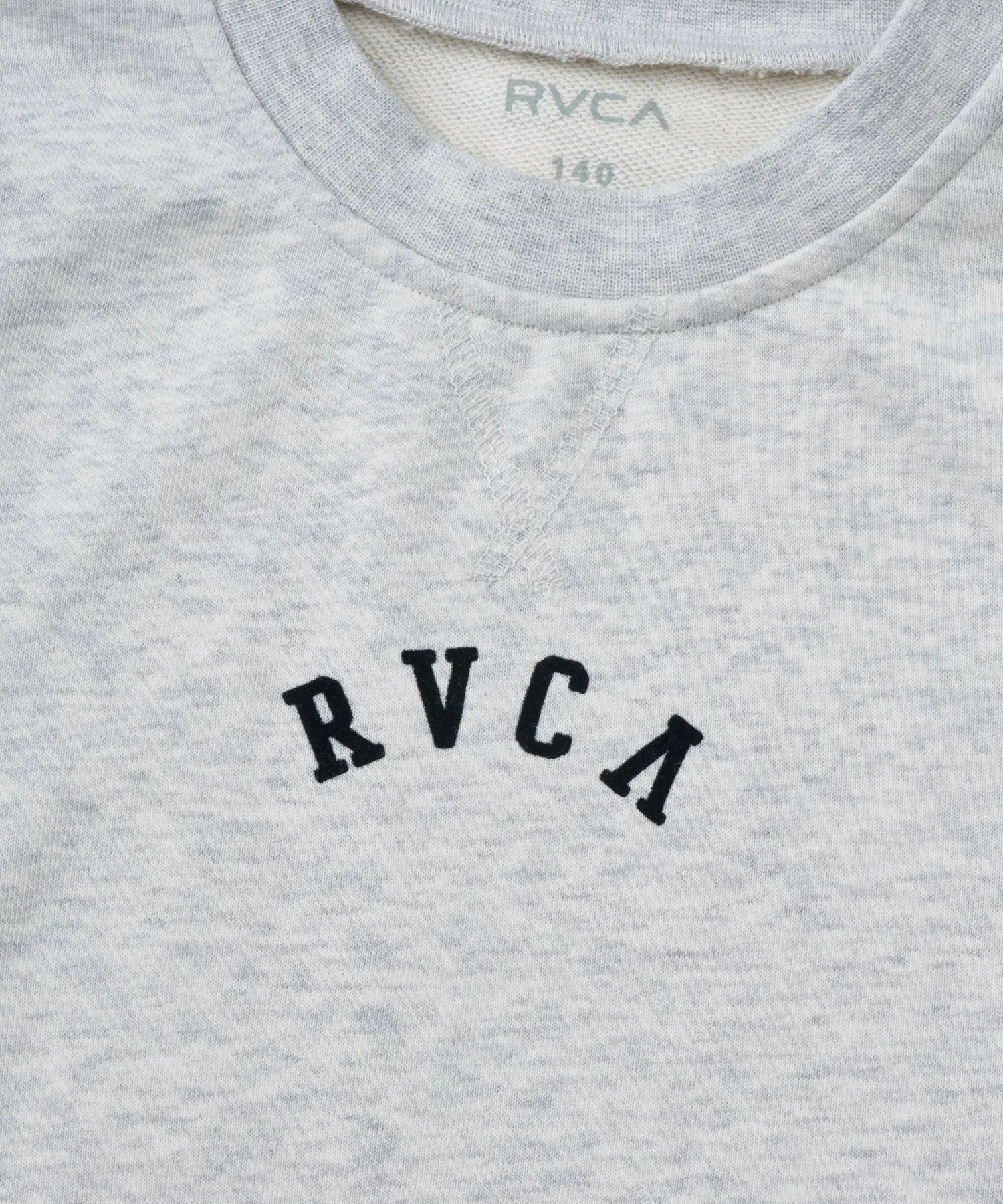 Детская толстовка RVCA Kids ARCH COLLEGE CROPPED CREW [модель осень/зима 2025] @autumn/RVCA Kids Arch Logo Sweatshirt — фото 4
