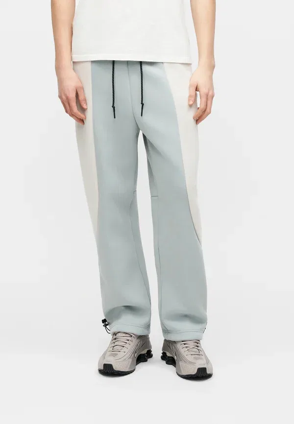 Штаны спортивные Nike Sportswear M nk tech flc pro cb oh pant tracksuit bottoms, цвет светло-пемзовый/светло-бежевый/черный — фото 3