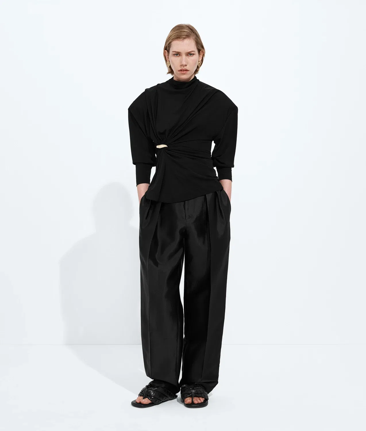 Сандалии Salsa Flat Thong BOTTEGA VENETA, черный — фото 2