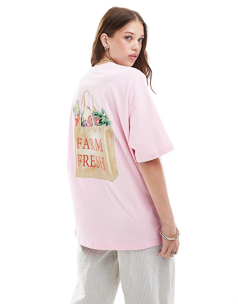 

ASOS DESIGN – светло-розовая объемная футболка с изображением фермерского рынка