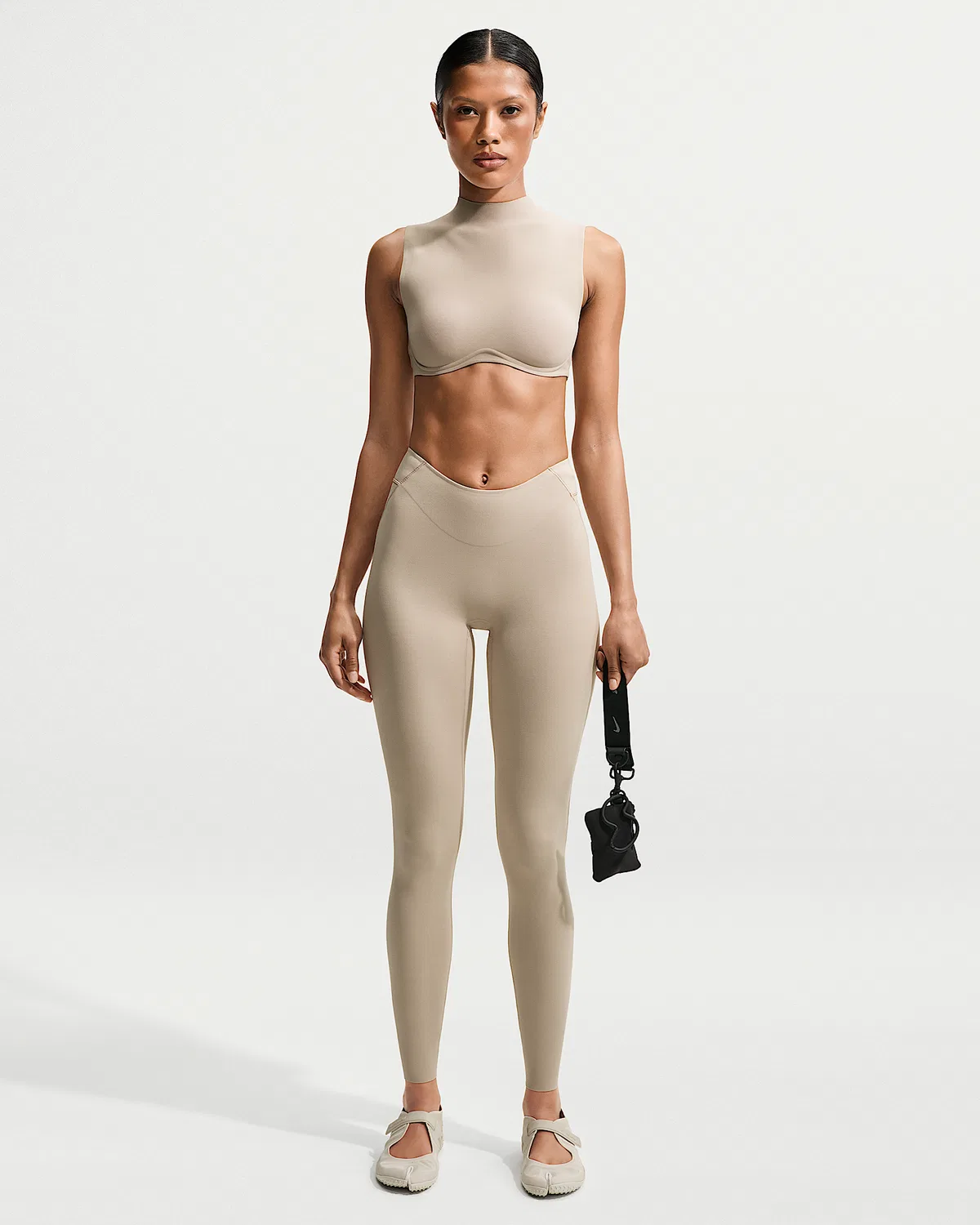 Женский спортивный бюстгальтер NikeSKIMS Studio Stretch с имитацией горловины, легкая поддержка, NSKM Linen/NSKM Linen — фото 4
