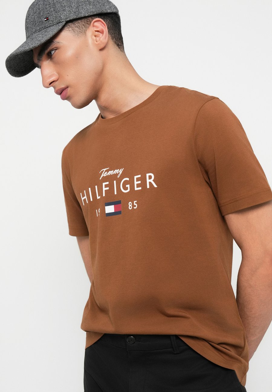 Футболка Tommy Hilfiger BRAND LOVE BIG TEE, Highland Khaki/Brown — фото 4