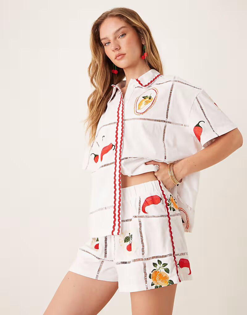 

Короткие шорты Ricrac с летней вышивкой белого цвета Asos Design