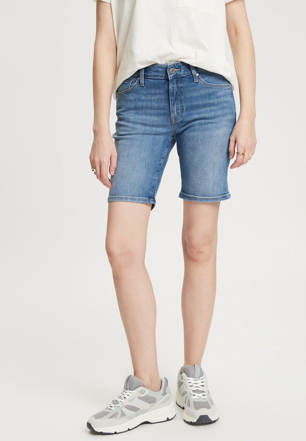

Джинсовые шорты Cross Jeans, синий