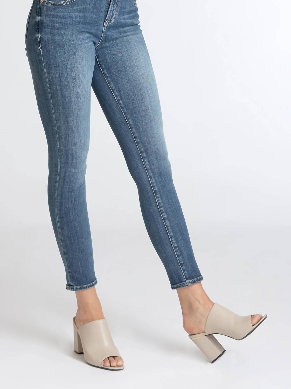 

Джинсы Gisele Skinny в Бруклине DEAR JOHN DENIM, цвет brooklyn