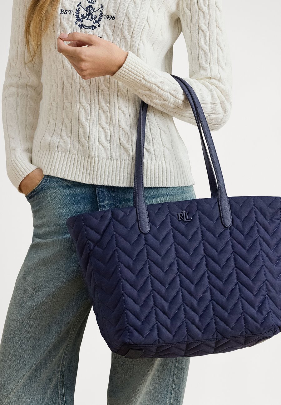 

Сумка-шоппер Lauren Ralph Lauren QUILTED EXTRA-LARGE STEVIE ZIP TOTE BAG, Refined Navy/Dark Blue