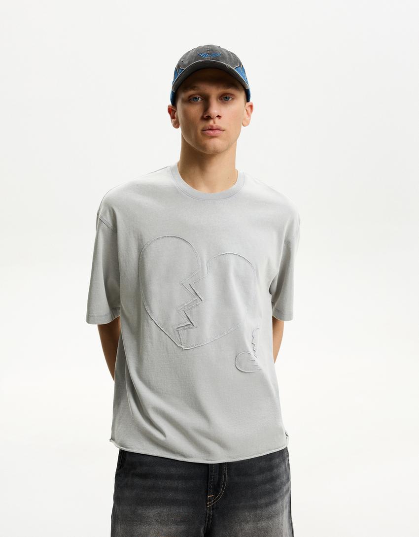 

Укороченная футболка с коротким рукавом и нашивкой Bershka, серый