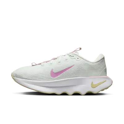 

Кроссовки Nike Motiva, цвет White/White/Team Gold/Green Frost