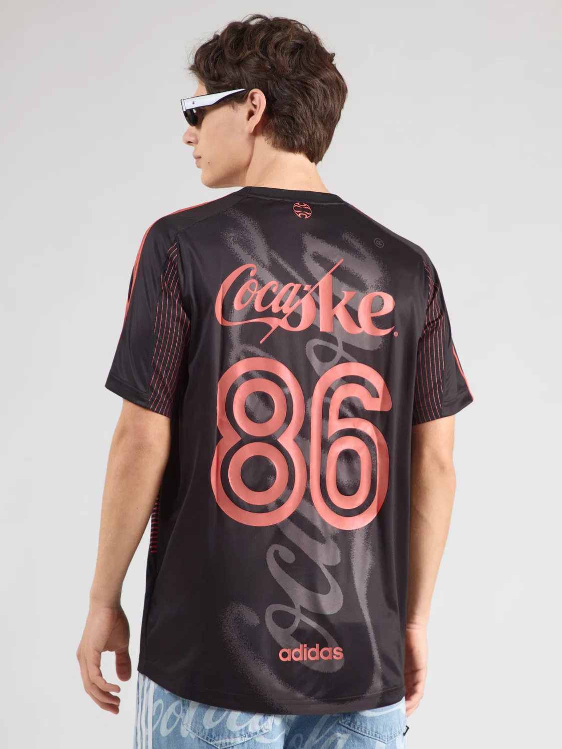 Черная рубашка Adidas Originals Coca Cola Teamgeist 26 — фото 4