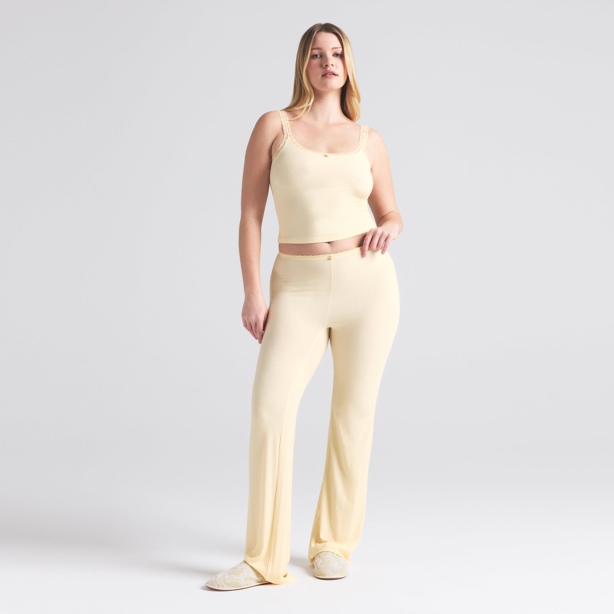 

Топ ками SKIMS SOFT LOUNGE LACE, цвет butter