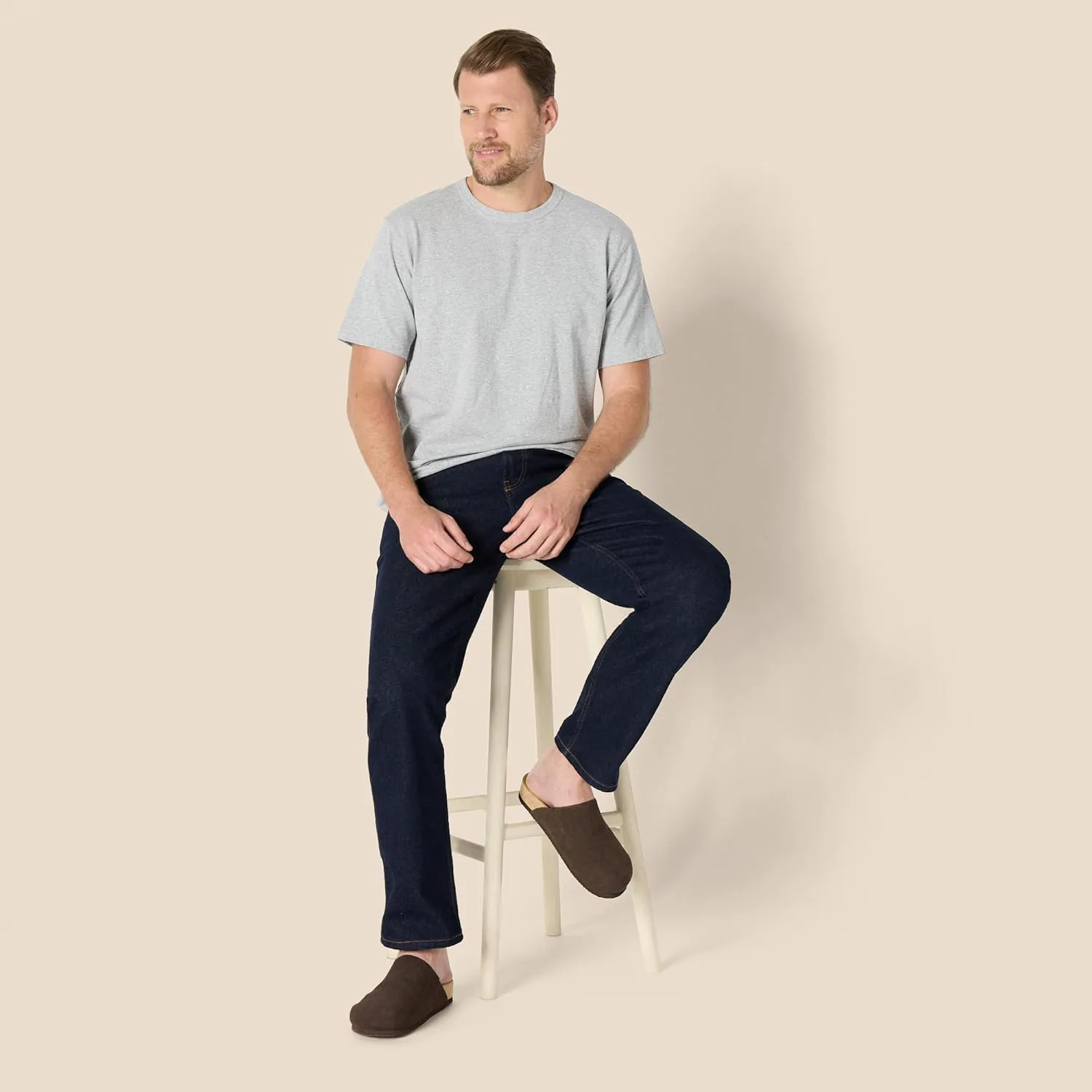 Мужские комфортные сабо Amazon Essentials, коричневый — фото 4