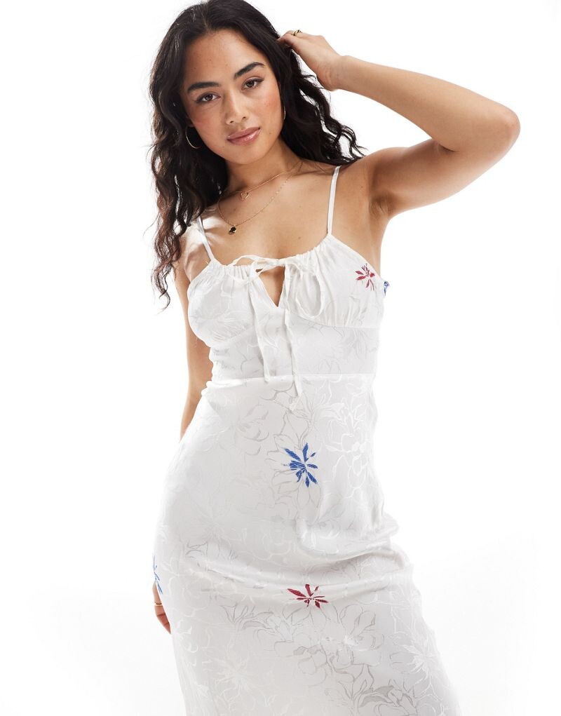 

Белое атласное платье миди с цветочной вышивкой SNDYS