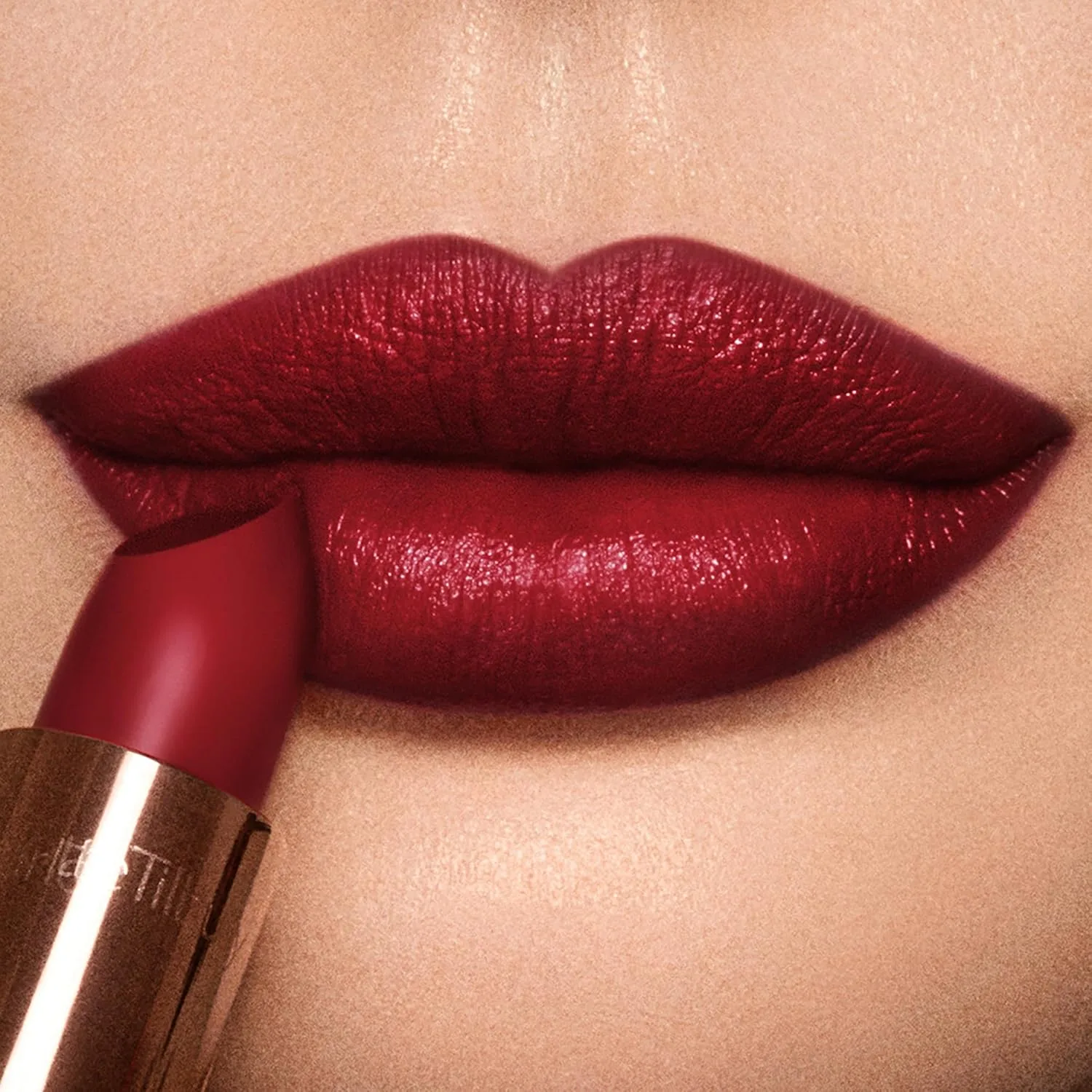 Помада Charlotte Tilbury KISSING - увлажняющая и питательная помада с светоотражающими пигментами для сияющего финиша и визуального увеличения объема губ., Night Crimson - plum red — фото 3
