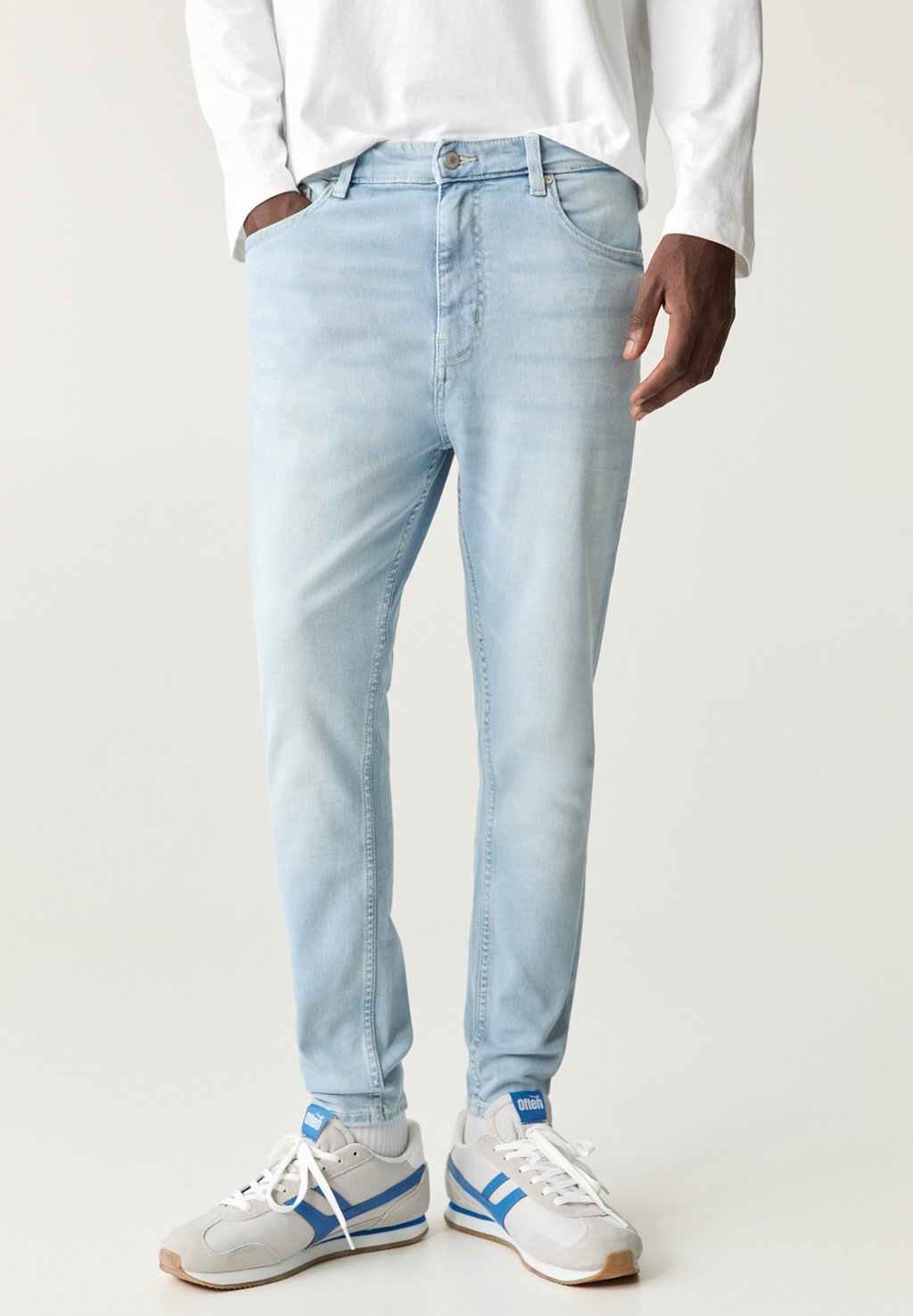 

Джинсы облегающего кроя BASIC CARROT FIT PULL&BEAR, цвет Light-Blue Denim