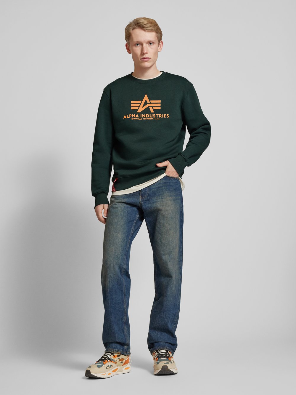 

Толстовка с этикеткой Alpha Industries