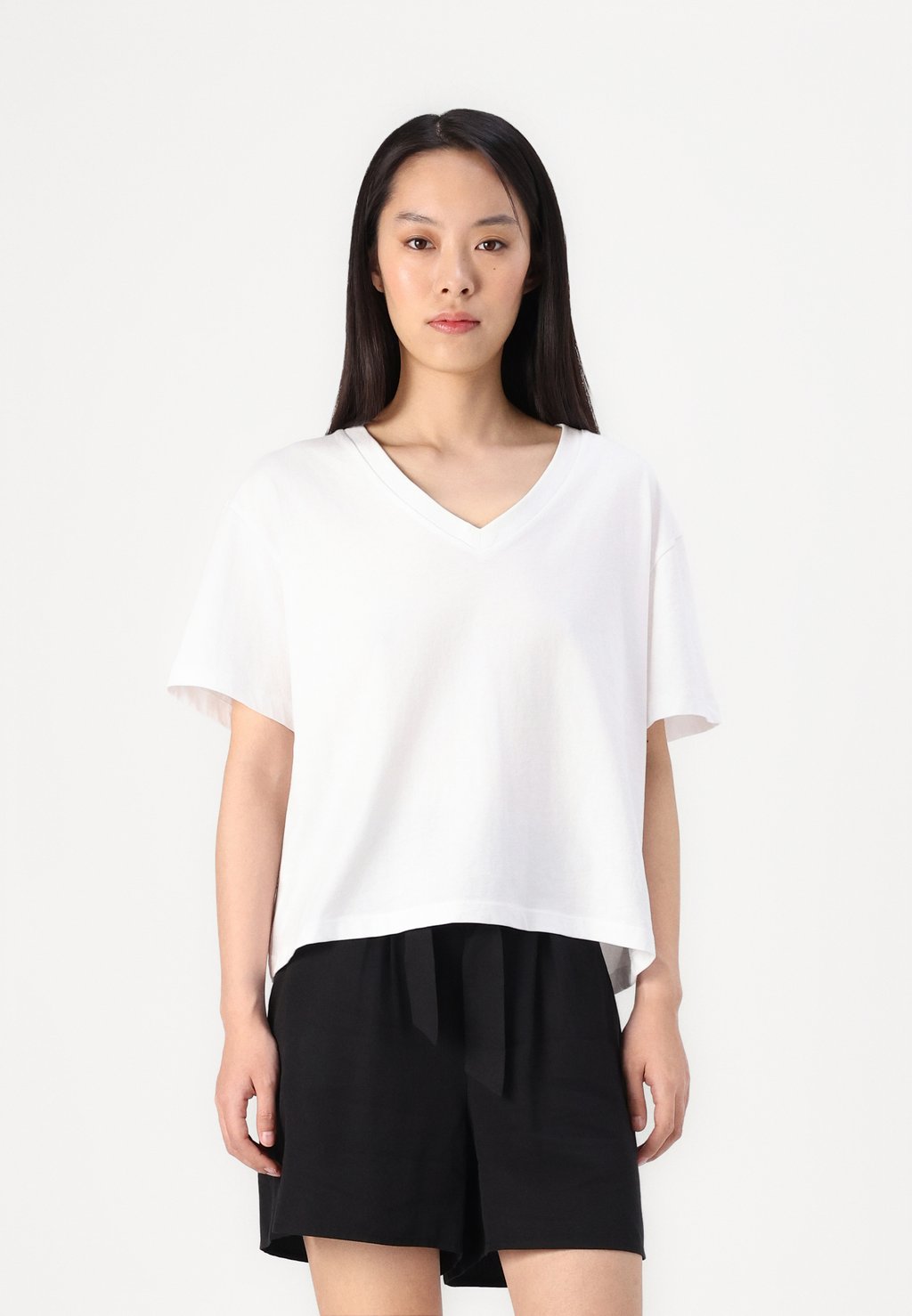 

Базовая футболка BOXY V NECK TOM TAILOR DENIM, белый