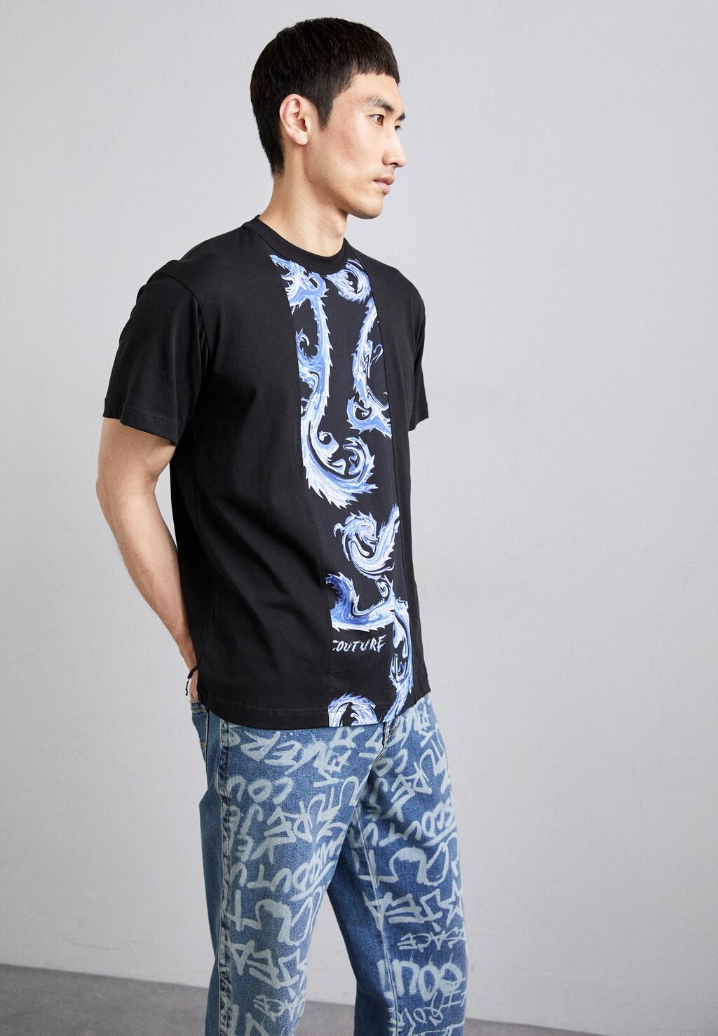 

Футболка с принтом CHROME Versace Jeans Couture, черный