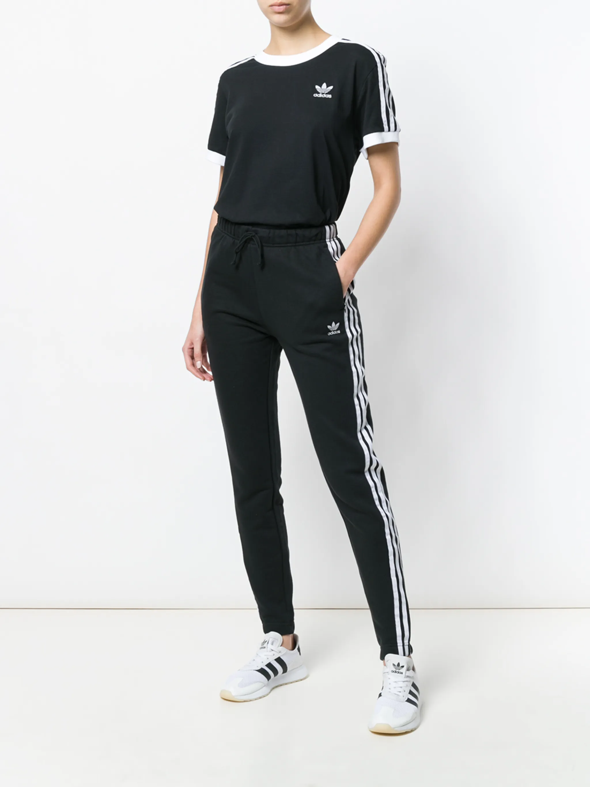 Классическая футболка с фирменной полоской Adidas, черный — фото 2