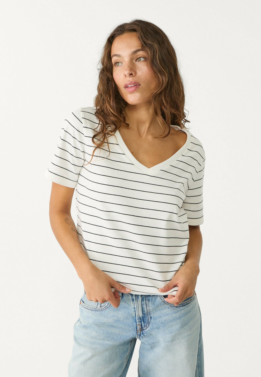 

Футболка с принтом STRIPED Stradivarius, бежевый