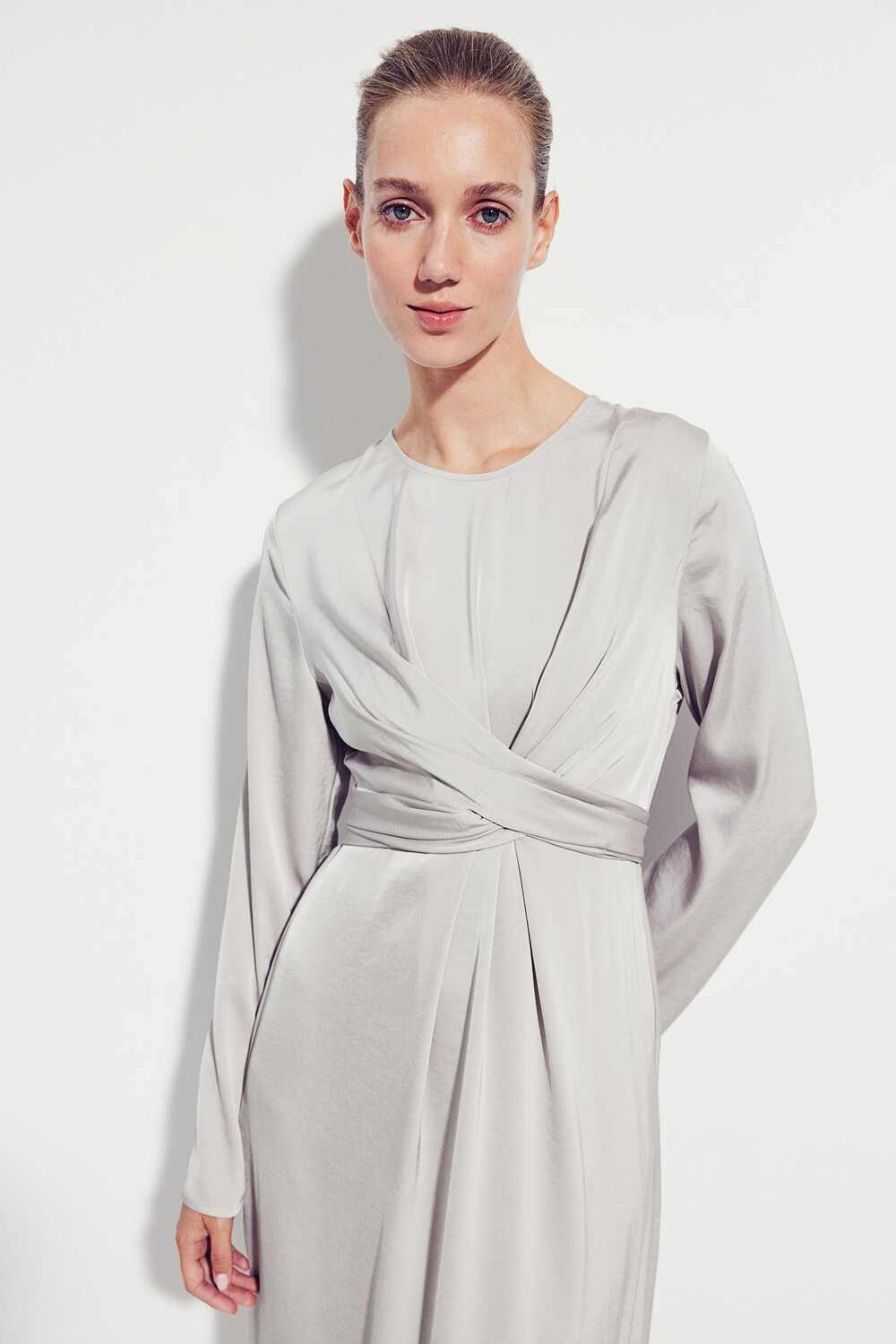 

Платье для мамы для кормления из атласа. H&M, серый