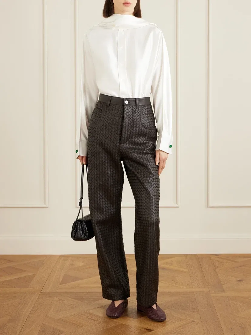 Брюки из кожи Intrecciato прямого кроя BOTTEGA VENETA, коричневый — фото 2
