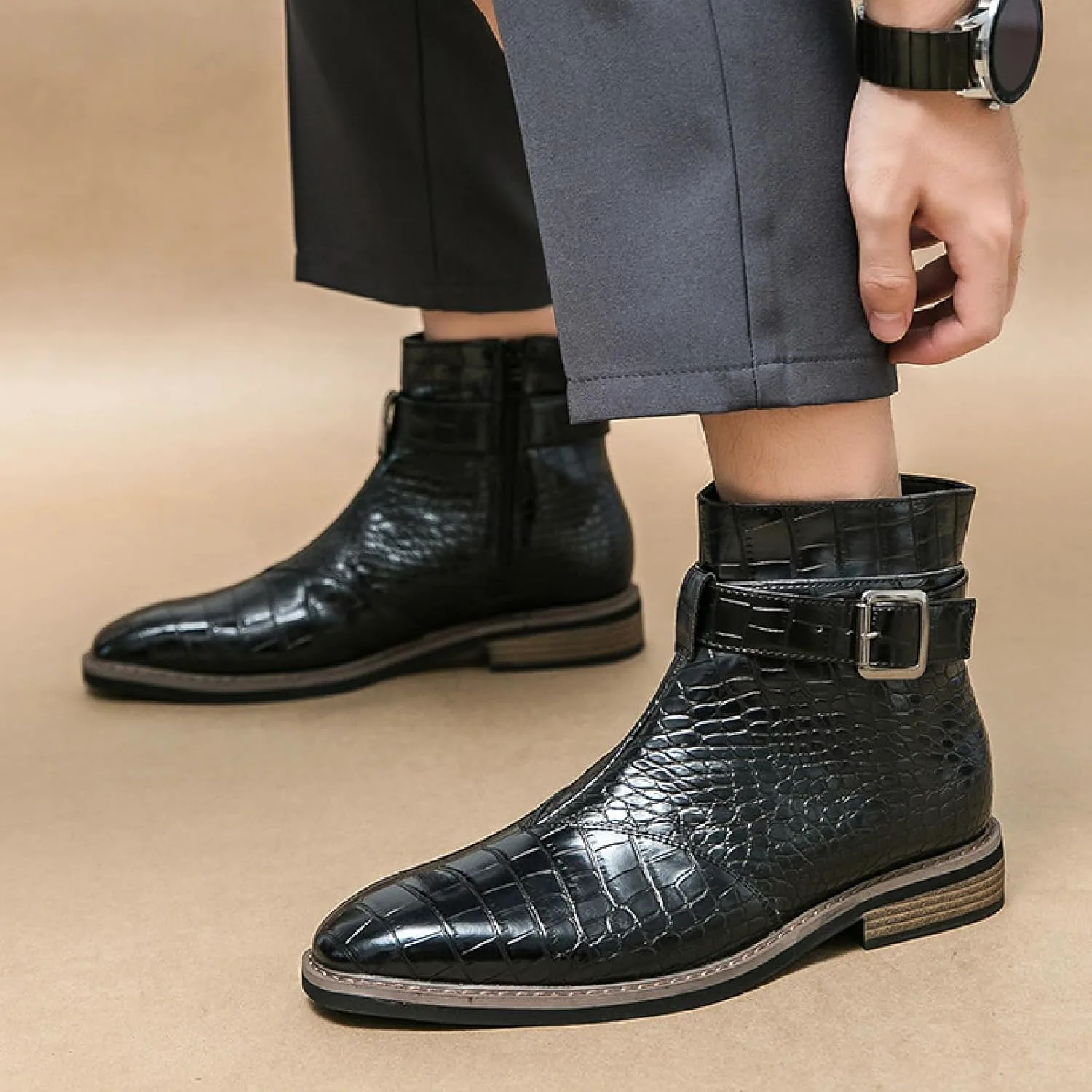 

Мужские ботинки Челси из кожи с тиснением под крокодила, с боковой молнией, модным заостренным носком, ремешком на щиколотке, низким каблуком, деловые стильные ботильоны LVOMU, черный
