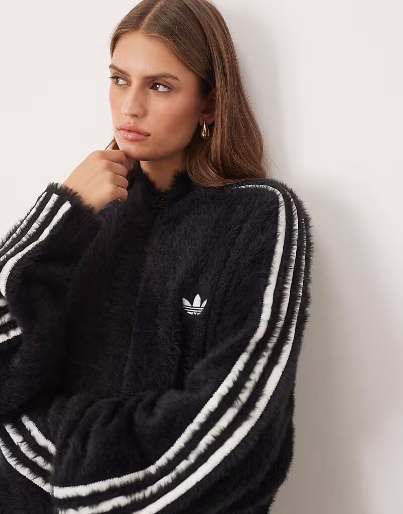 

Классический пушистый спортивный топ в черном и бежевом цветах Adidas Originals