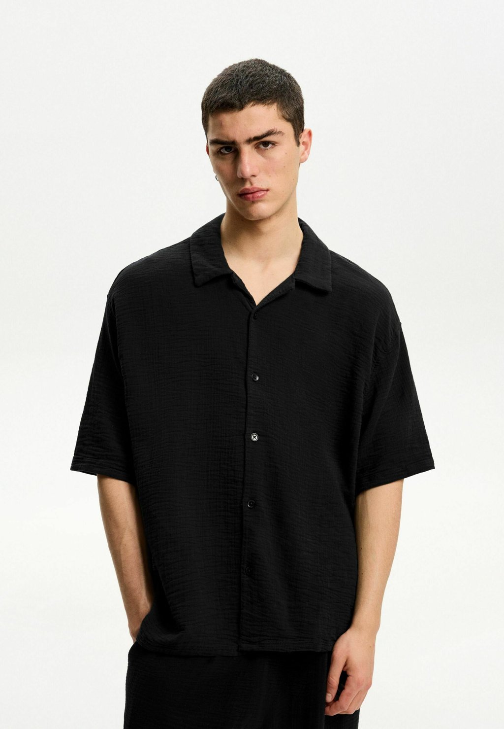 

Рубашка SHORT SLEEVE CREPE Bershka, черный