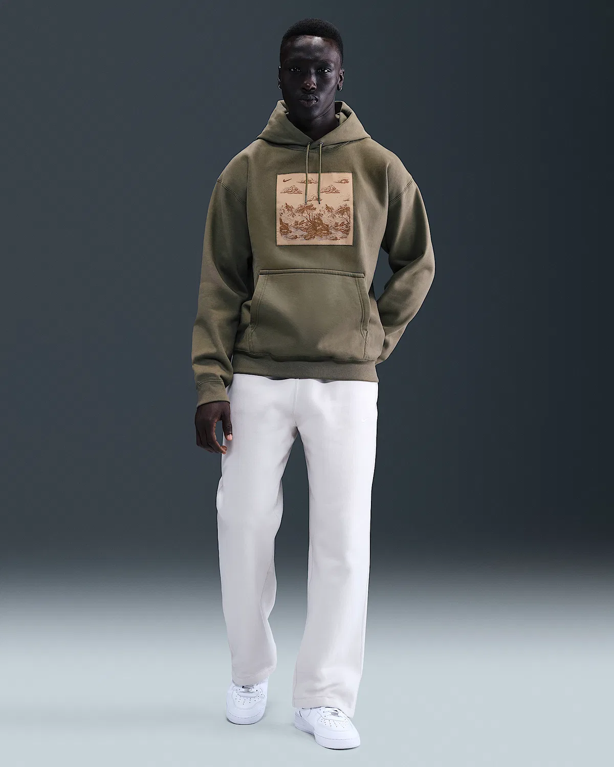 Мужская флисовая худи-оверсайз Nike Solo Swoosh, Medium Olive/Parachute Beige — фото 4