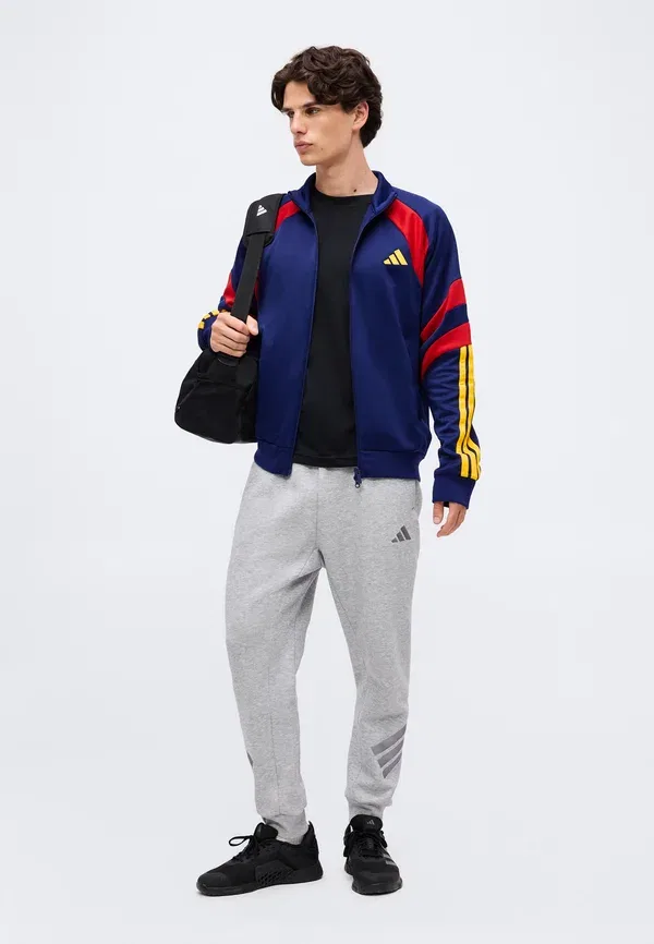 Куртка тренировочная Adidas Sportswear Tiro, темно-синий/командный красный/желтый — фото 2
